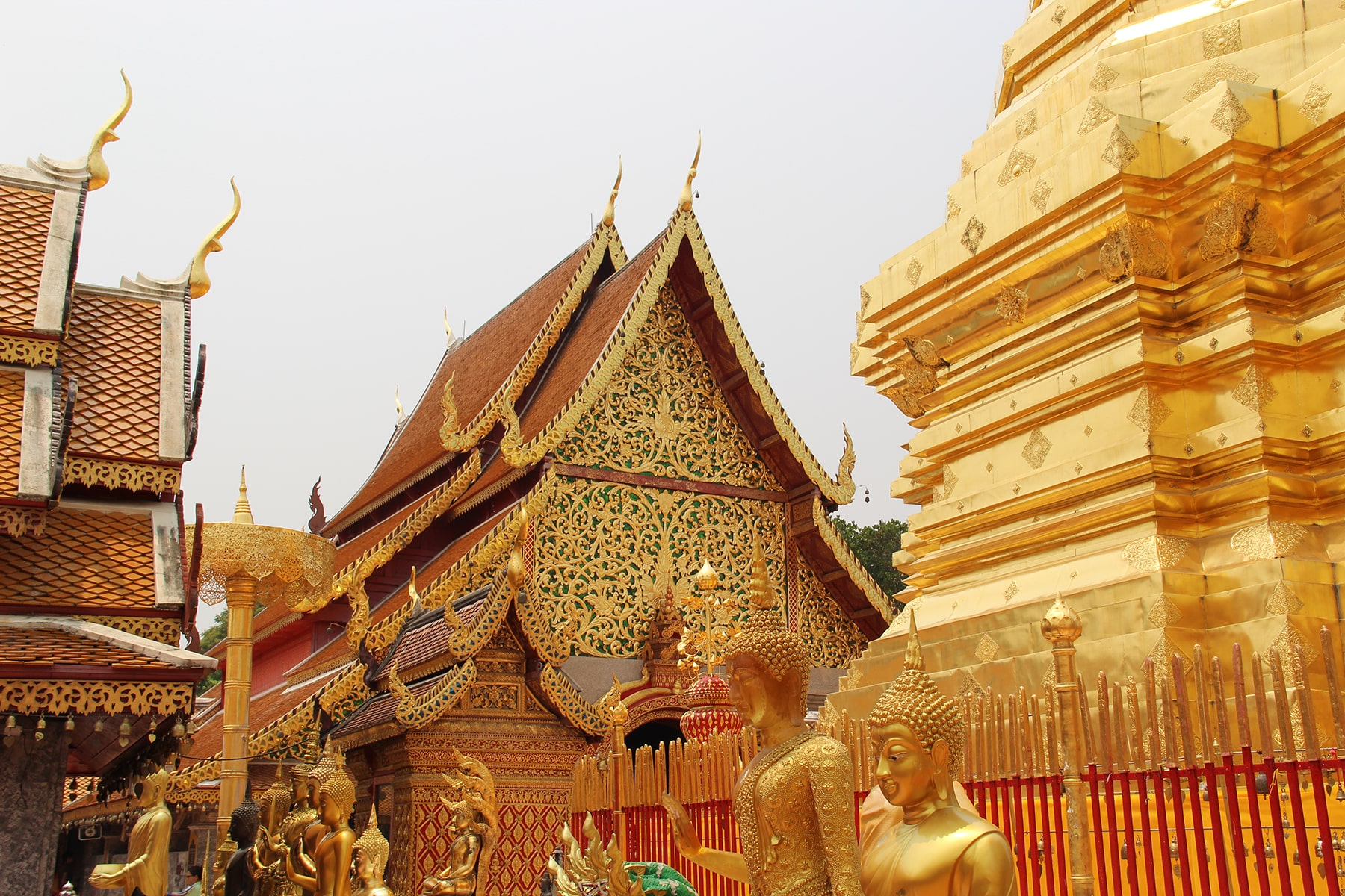 Scorcio dorato del tempio di Doi Suthep a Chiang Mai