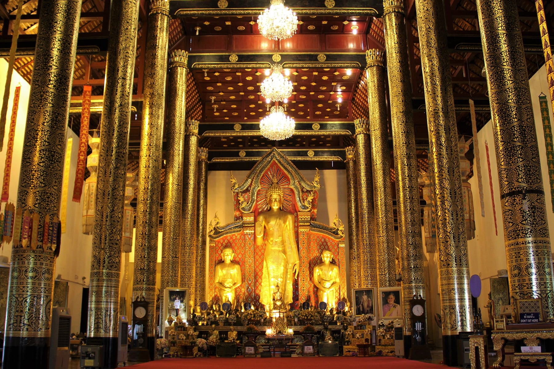 Intérieur du hall d’ordination du Wat Chedi Luang à Chiang Mai