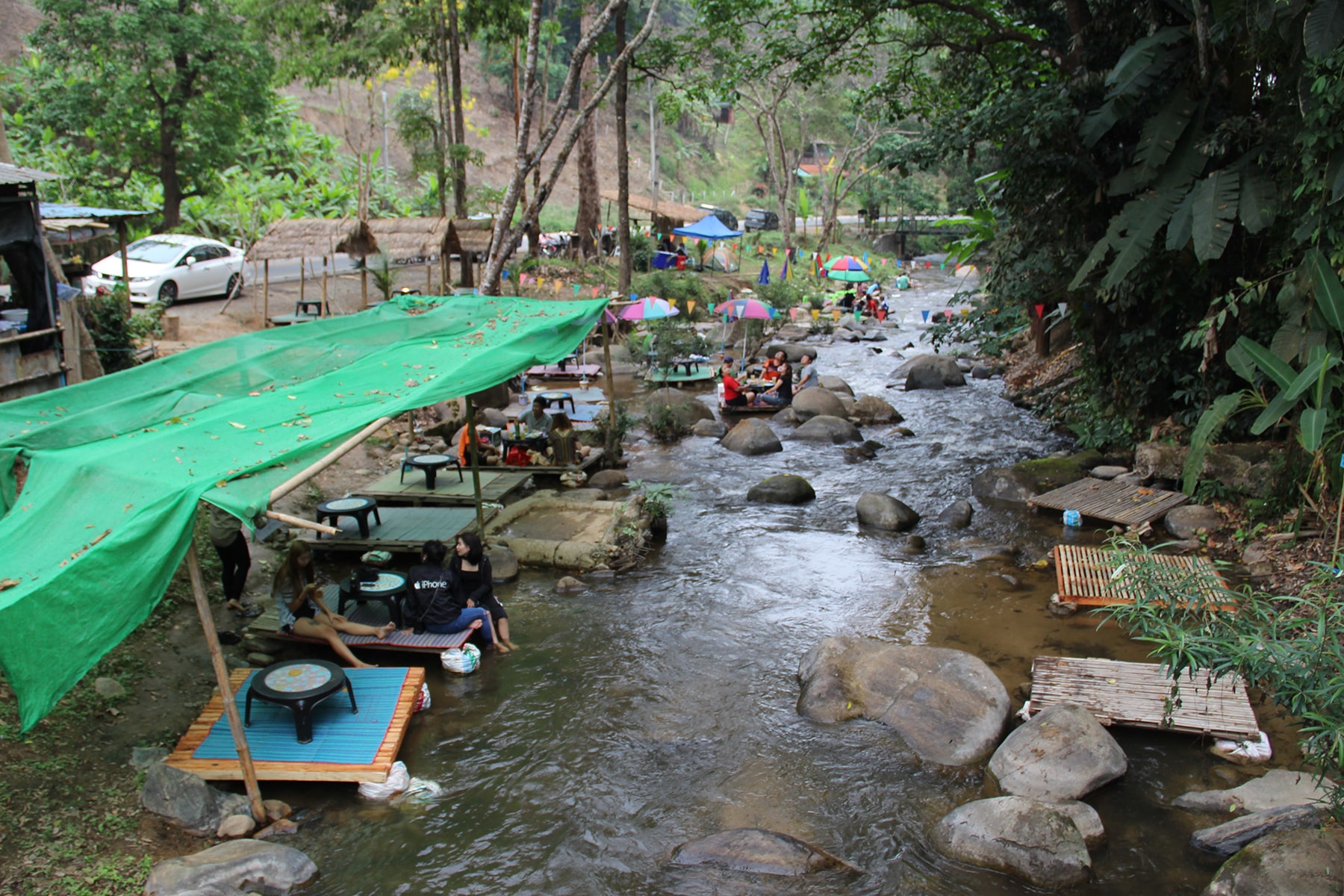 Le bar sur le fleuve dans le parc national de Khun Korn à Chiang Rai