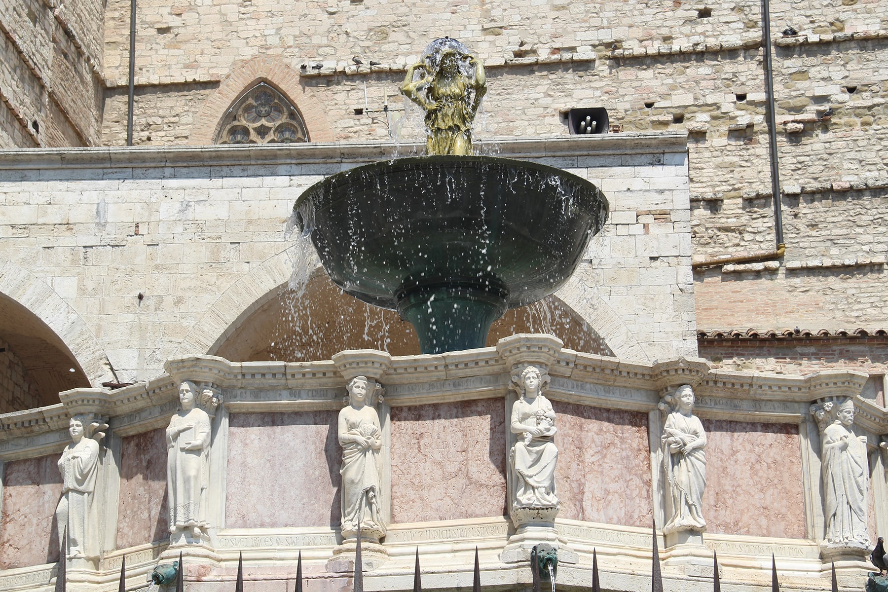 Parte superiore della fontana maggiore Perugia