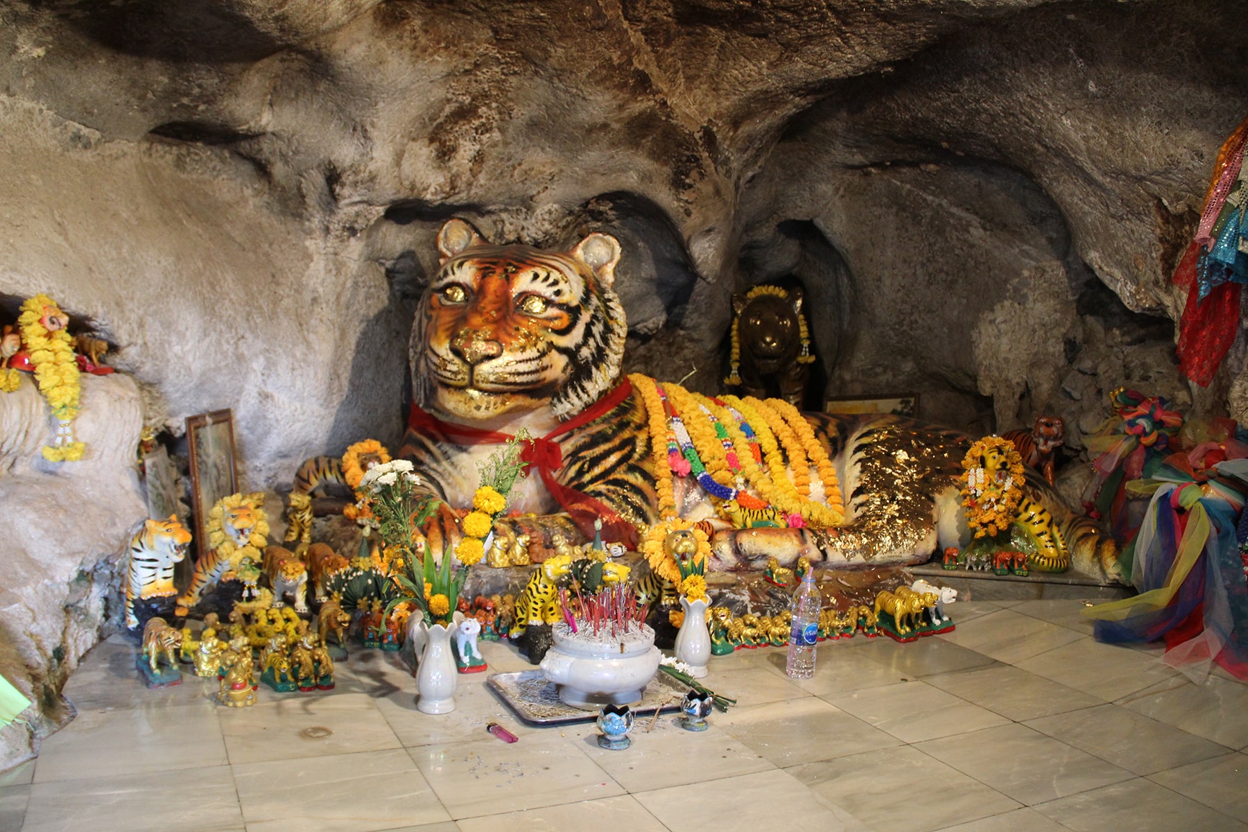 Tigre dans le temple de Wat Tham Seua à Krabi