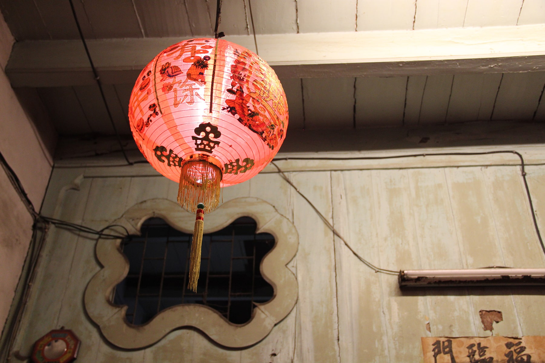 Lampes chinoises qui pendent dans la ville de Phuket