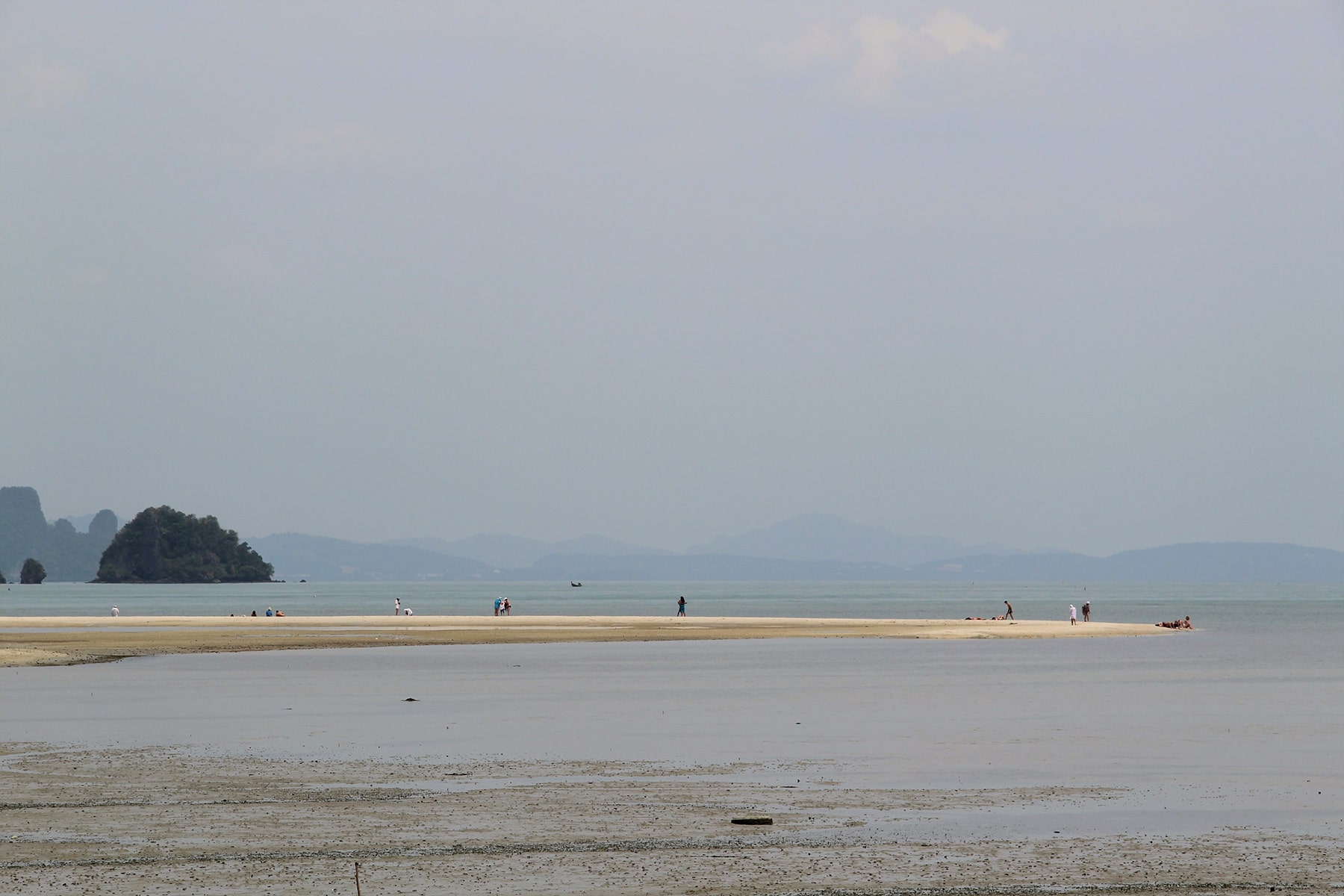 La lingua di spiaggia con la marea bassa a Laem Had Beach - isola di Koh Yao Yai