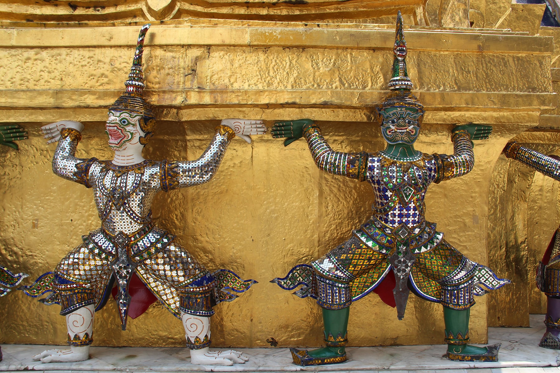 Yaks, démons qui soutiennent un stupa au Palais Royal de Bangkok