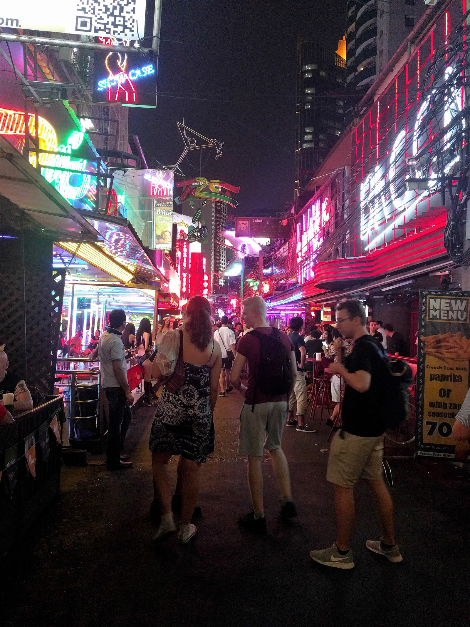 Les enseignes des bars dans une rue du quartier rouge de Bangkok