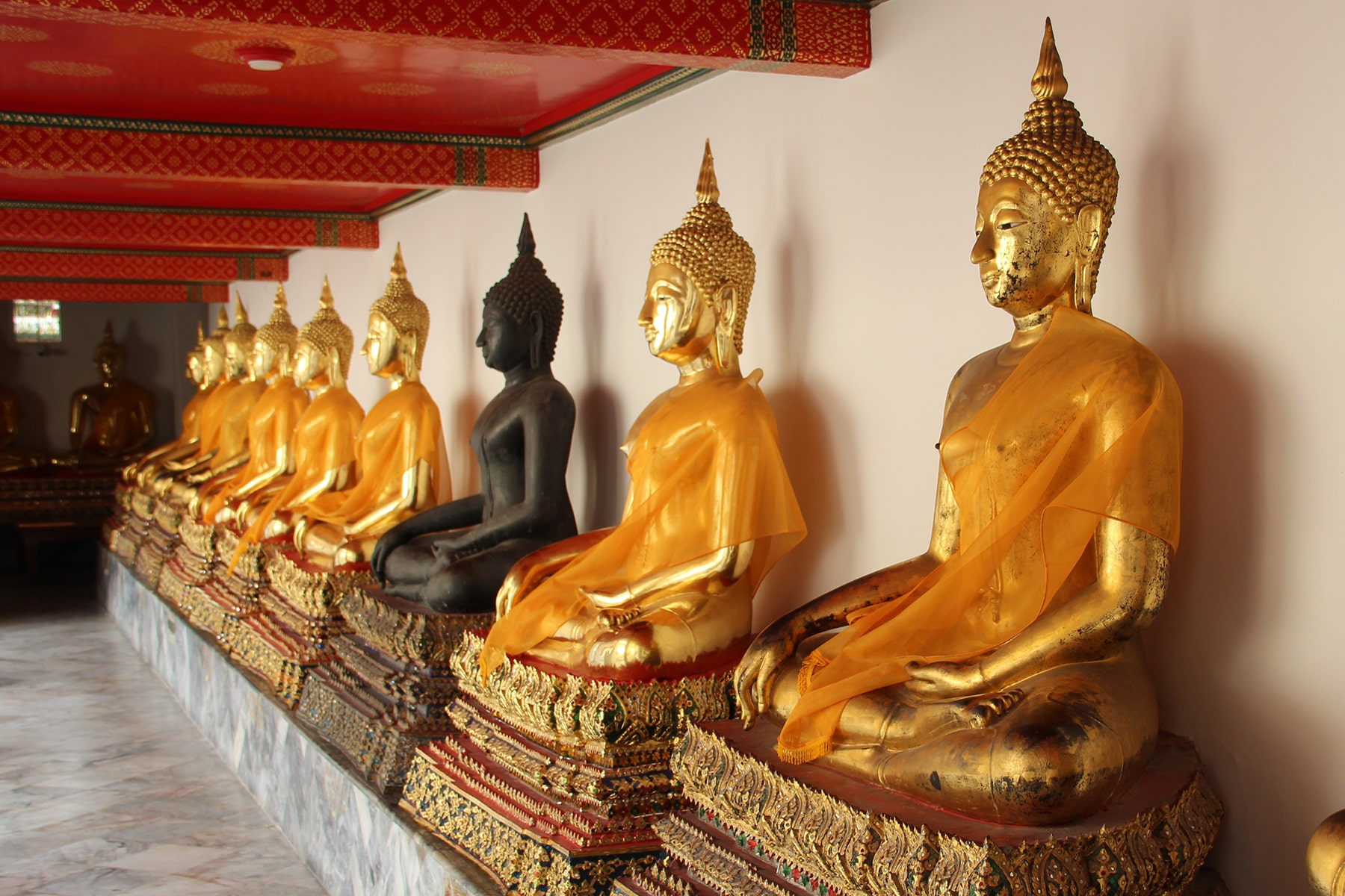 Les statues disposées dans les cours intérieures des temples