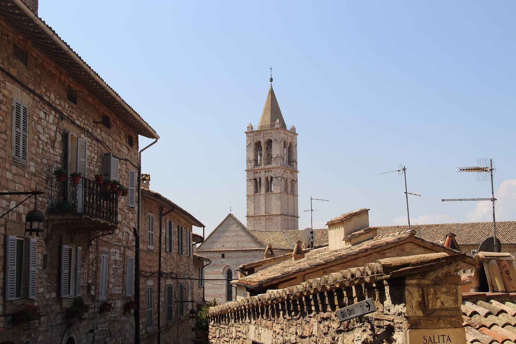 Uno dei tanti campanili di Assisi