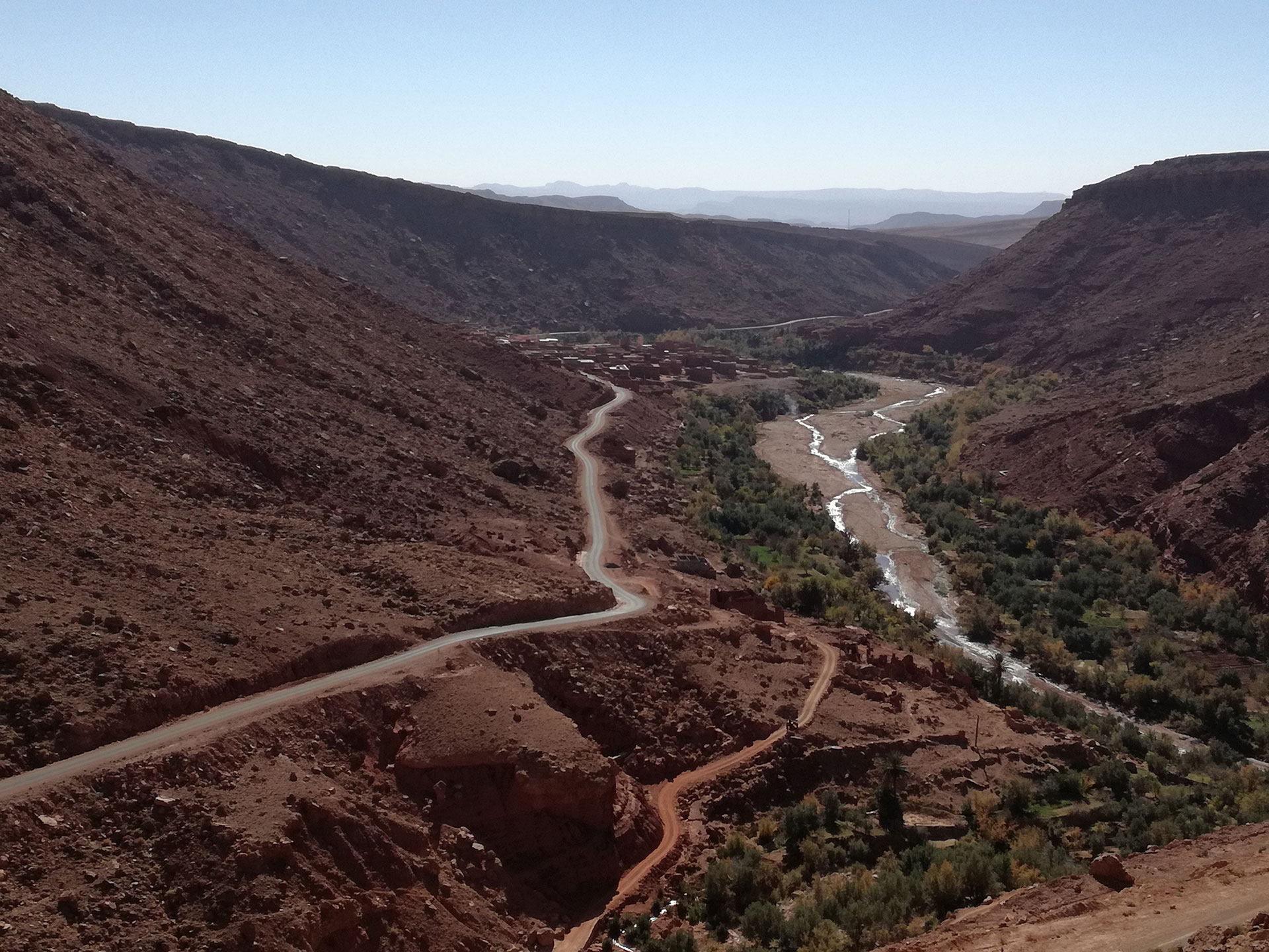 Rivière et route dans le Haut atlas