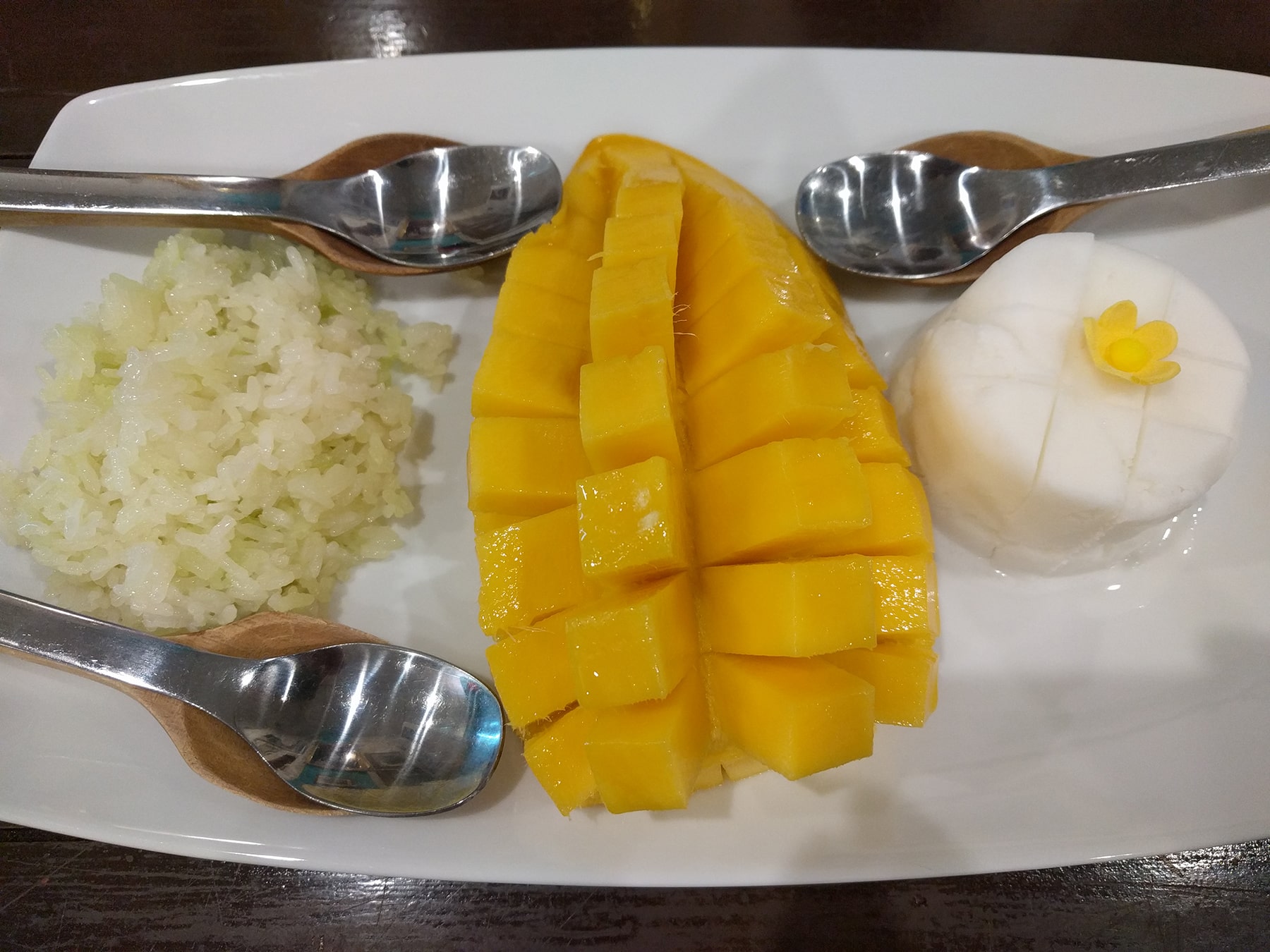 Mango con riso appiccicoso servito con gelato al cocco