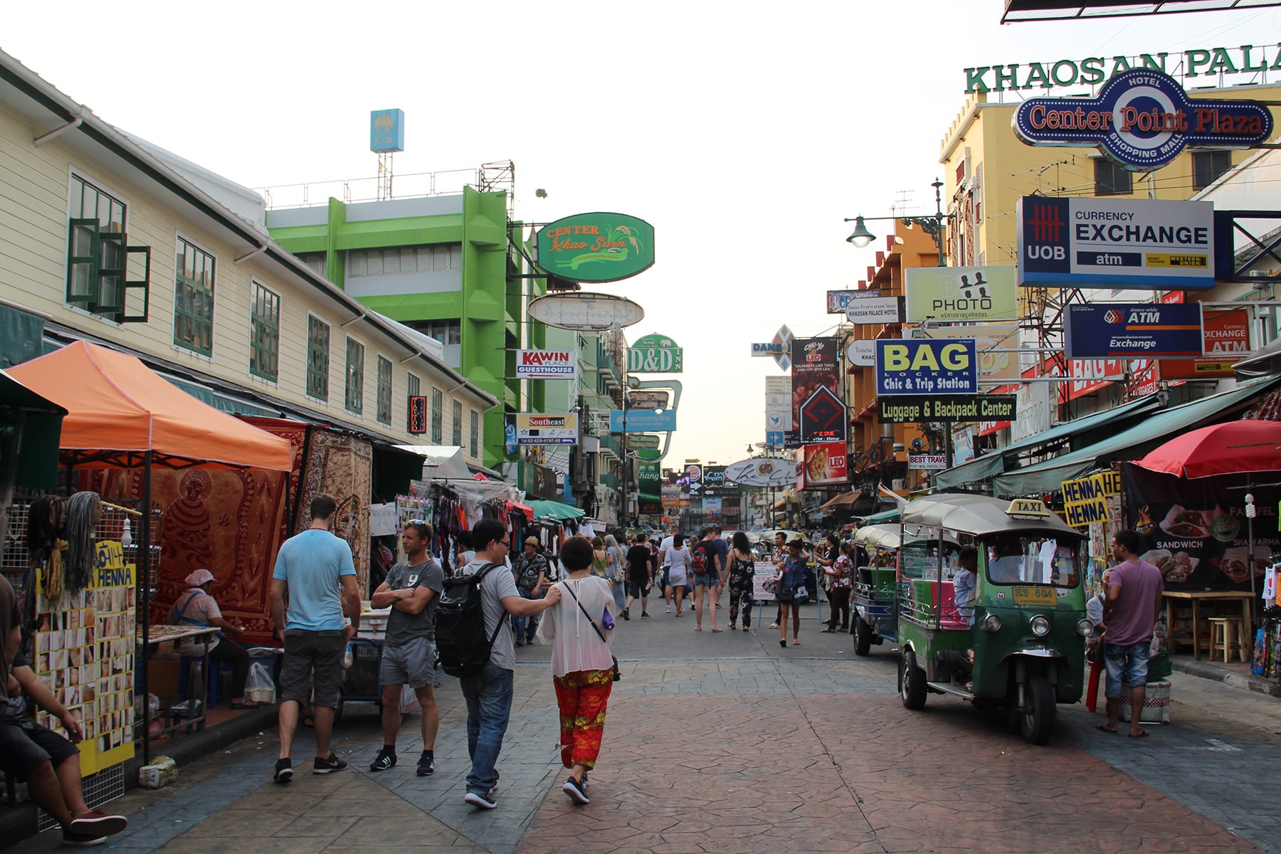 Una via pedonale di Bangkok