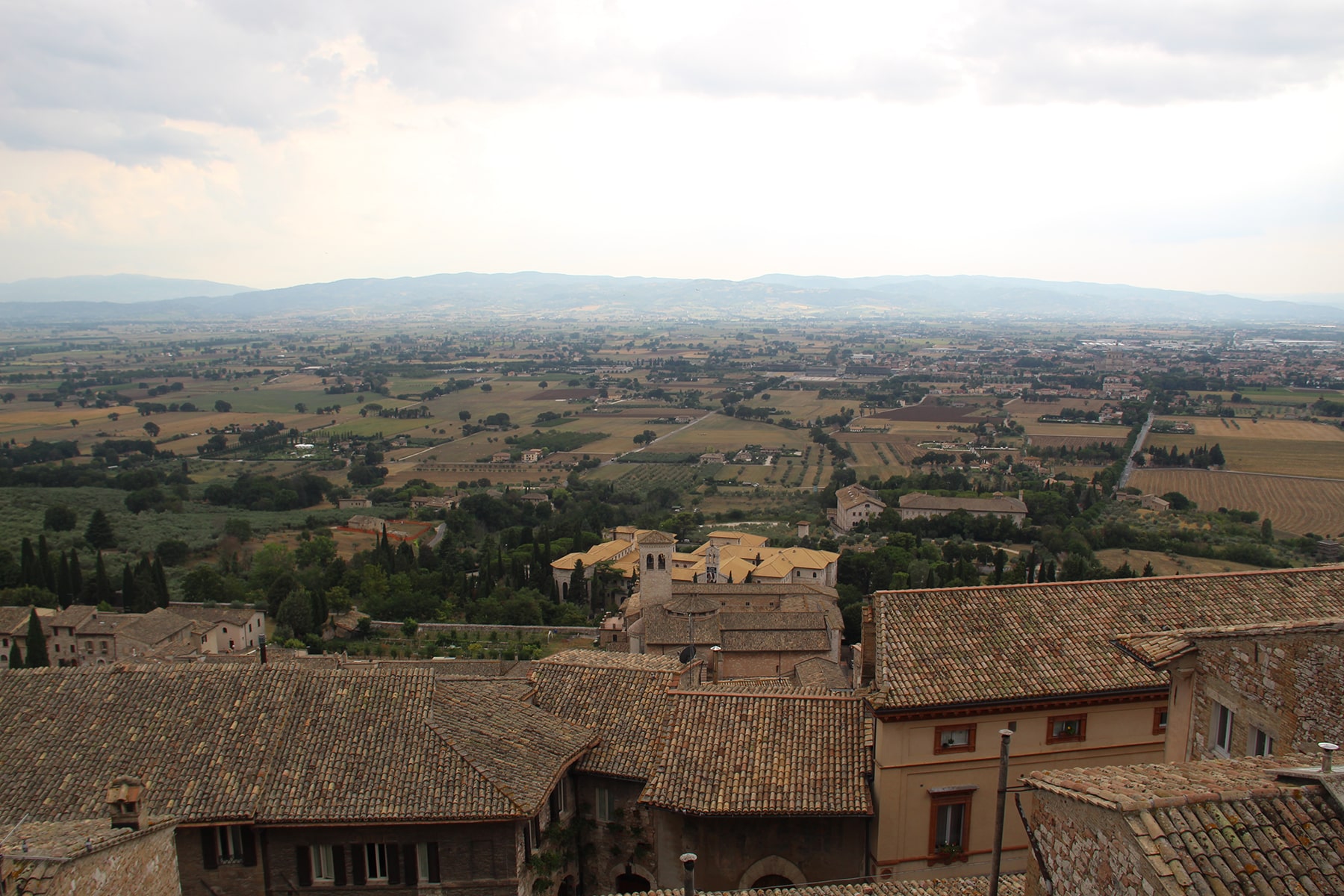 Vista sui tetti di Assisi e sulla campagna