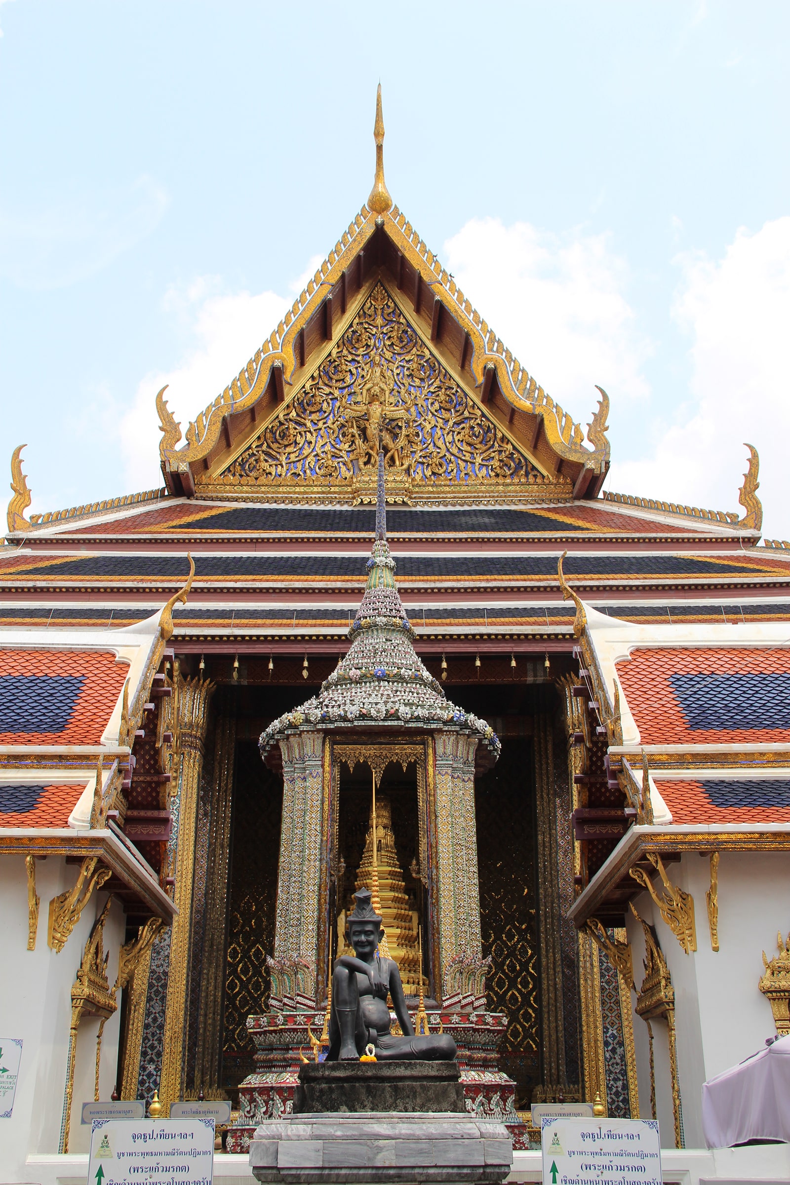 Wat Pho entrance statue